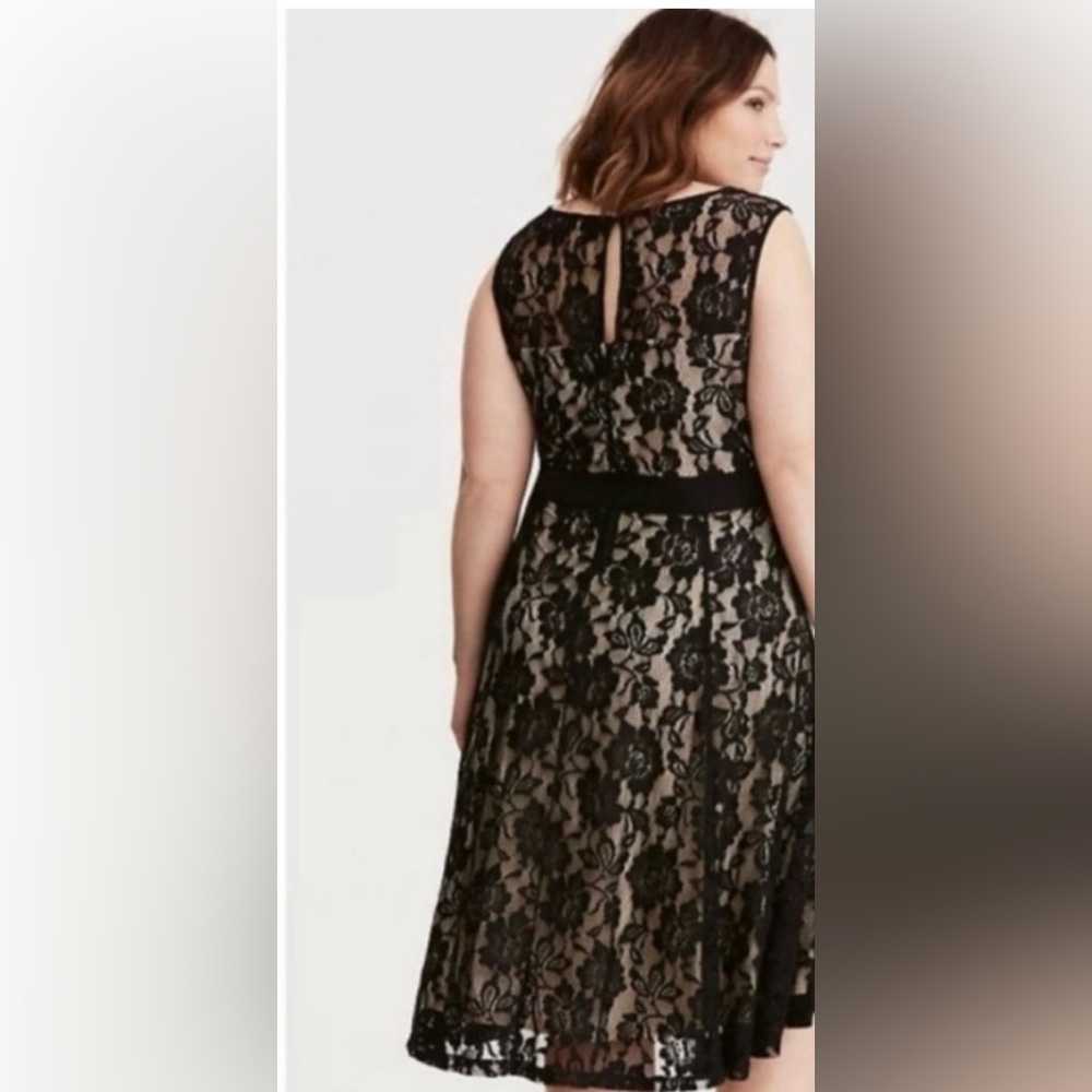 Torrid Black Floral Lace Overlay - Picture 2 of 5